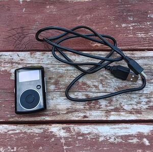 Sansa Clip 1GB - PARTS ONLY - Internal Battery is dead. - Clip is in great shape